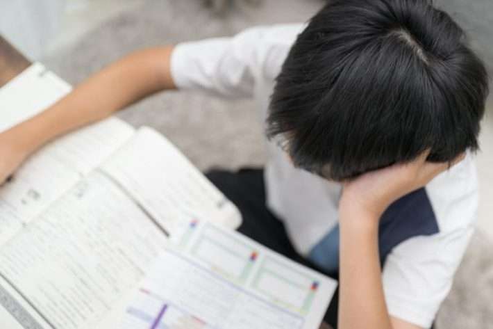 「牛乳は毒」過激な自然派夫婦の子どもが小学校になじめず不登校に。ワクチン接種させない一方、親たちだけは