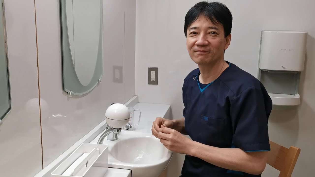 鼻うがいの実演。 - YouTube