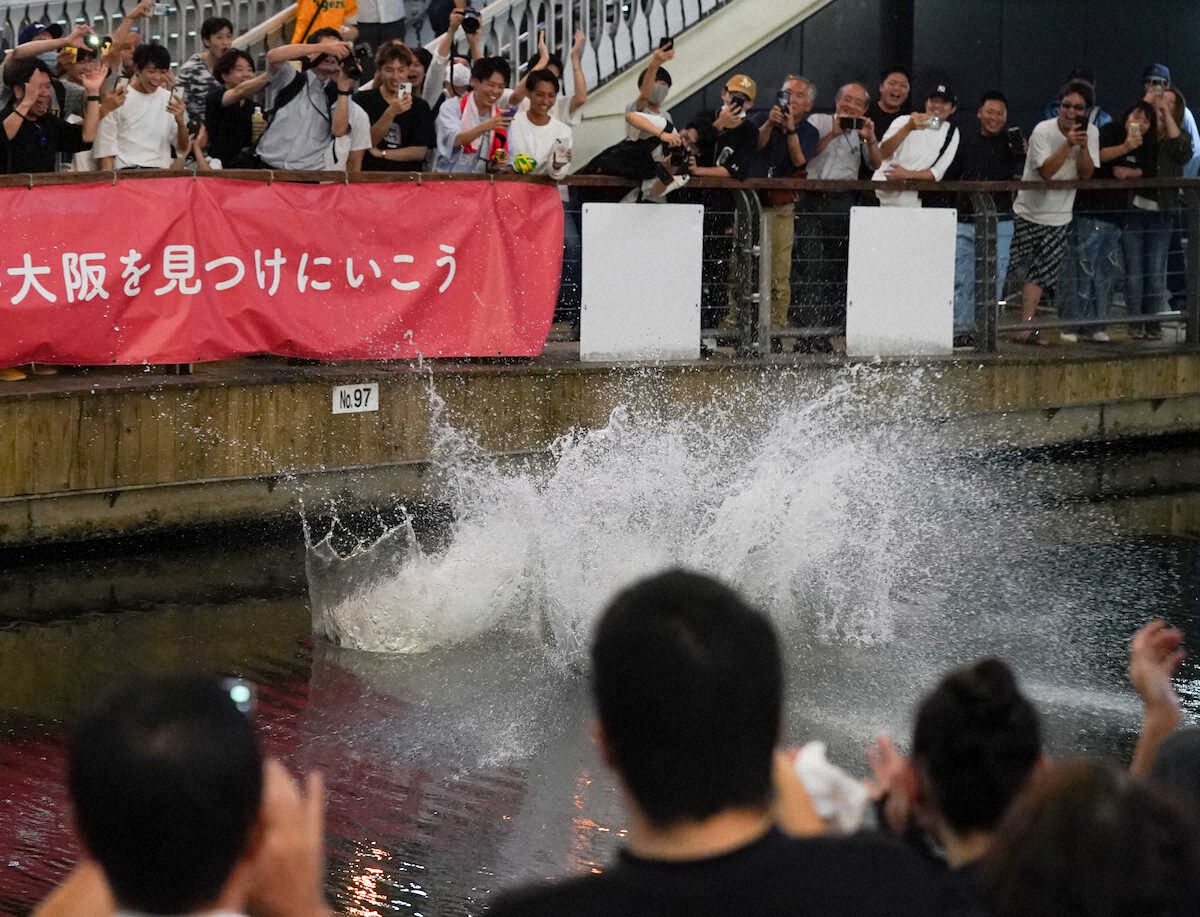 大アレ！？道頓堀　府警1300人動員の厳戒態勢もやっぱりダイブは発生　六甲おろしを何度も合唱