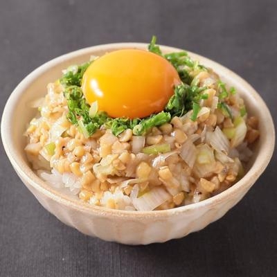 「卵かけご飯」VS「納豆かけご飯」コスパ最強なのはどっち？ 栄養面も含めて比較