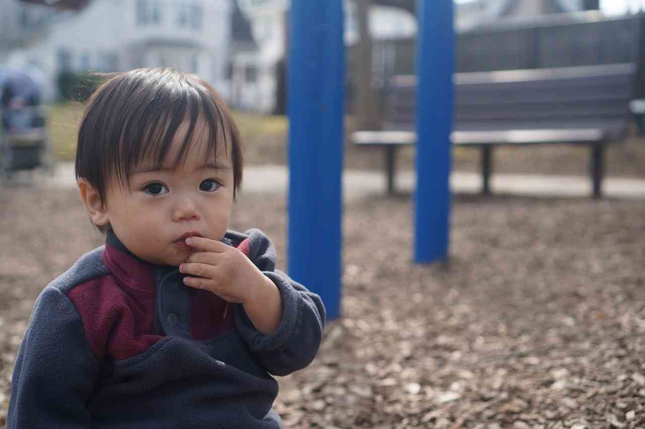 逆さバイバイは問題ない？【子どもの発達に合わせた対応法を紹介】