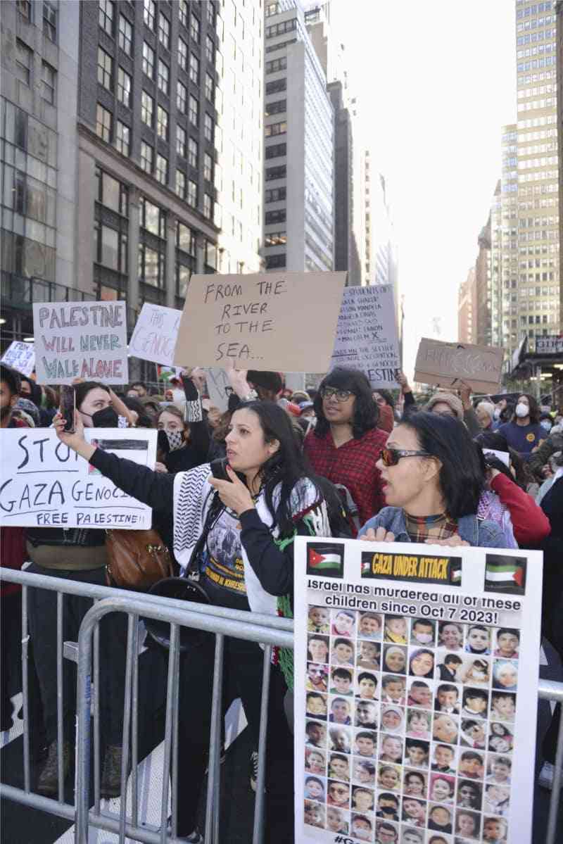 通り挟んでにらみ合い、NY | DAILYSUN NEW YORK