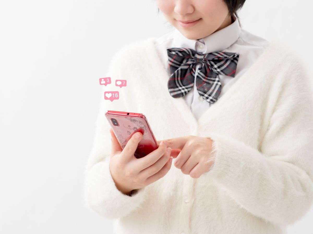 実はZ世代も疲れている！？ 600人超が答えた「SNS疲れ」トップ10発表 “便利だからこそ”陥りがちな1位は？ | オトナンサー