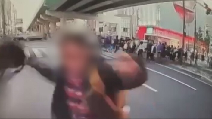 【独自】車に猛ダッシュして“飛び蹴り”40代の男を逮捕　ドラレコに犯行の一部始終 | MBSニュース