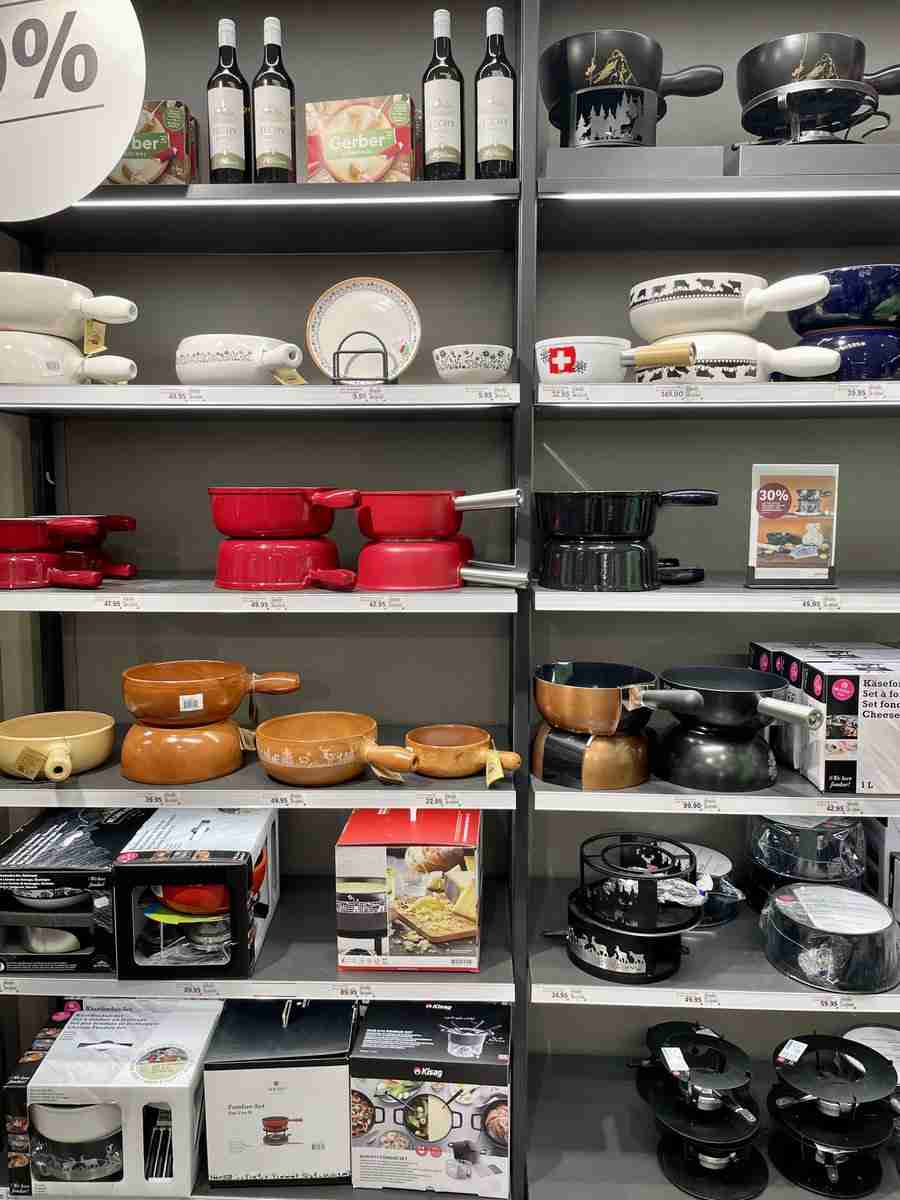 本場スイスのお店で食べるチーズフォンデュは日本のと色々違っててびっくり「想像の五倍くらいデカい鍋にとろとろチーズが…」「野菜が無い」