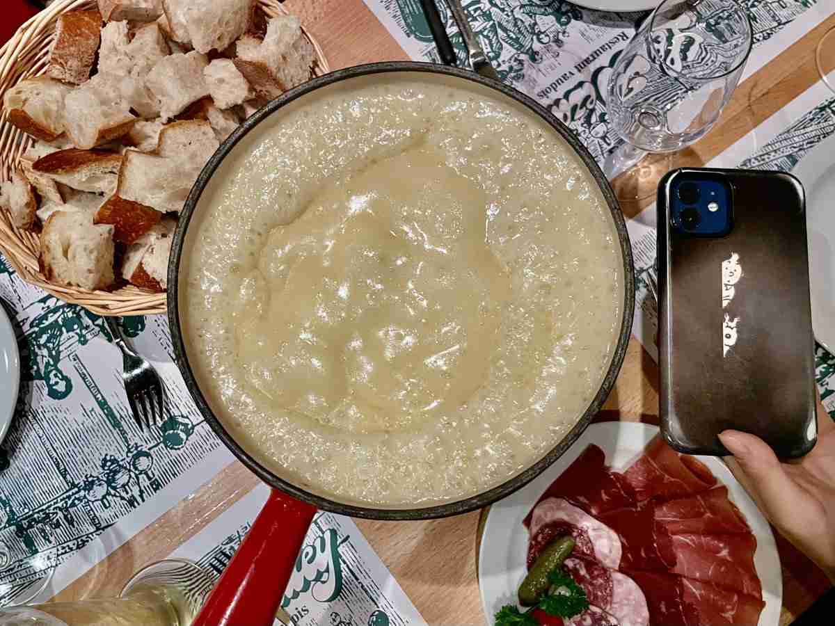 本場スイスのお店で食べるチーズフォンデュは日本のと色々違っててびっくり「想像の五倍くらいデカい鍋にとろとろチーズが…」「野菜が無い」