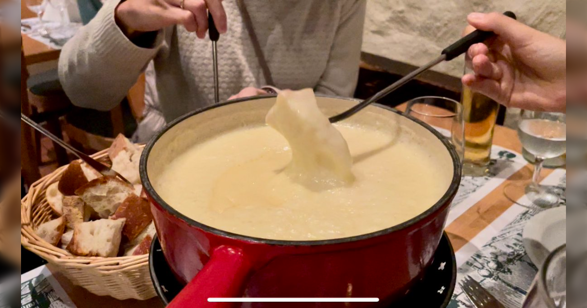 本場スイスのお店で食べるチーズフォンデュは日本のそれとは色々違っててびっくり「飯テロの威力が違うな」 - Togetter