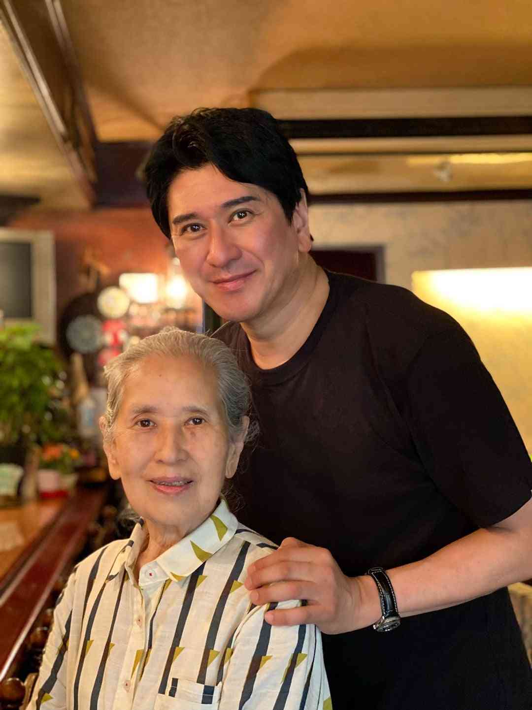 昭和レトロな実家の喫茶店で87歳の母とツーショット | 川﨑麻世オフィシャルブログ『麻世仲の猫たち』Powered by Ameba