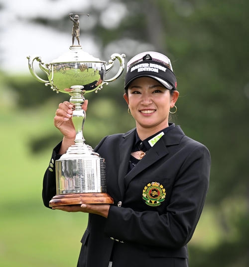 原英莉花と菊地絵理香の“エリカ様ツーショット”ほか／女子プロ最終日写真特集２ - ゴルフライブ速報 : 日刊スポーツ
