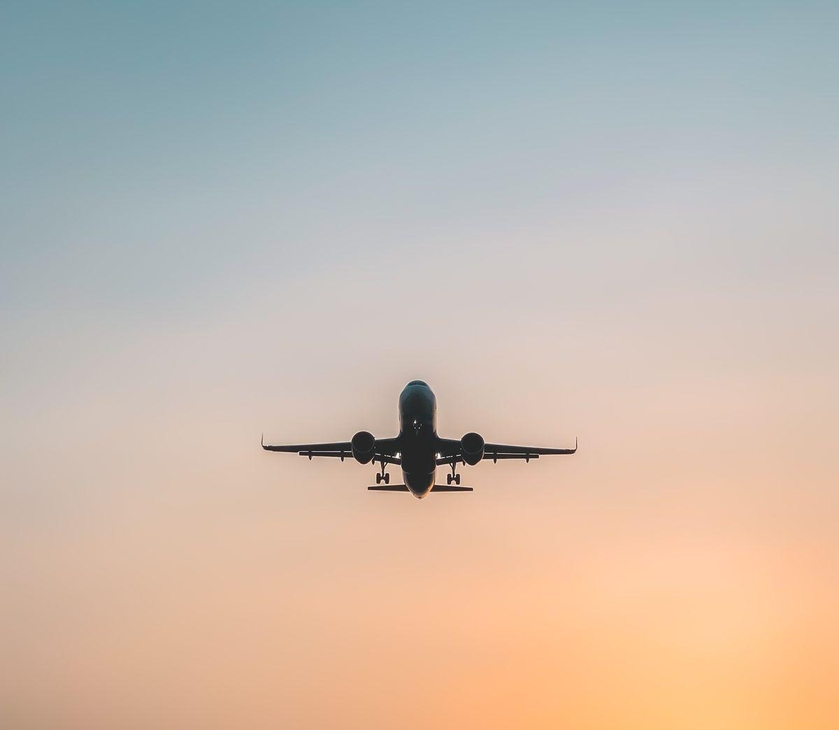 フランス人41％が賛成「飛行機に乗るのは生涯で４回まで」　気候変動対策の一環 | ELEMINIST（エレミニスト）