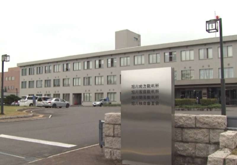 自宅に1～3歳の子ども3人を置き去りにし100㎞以上離れたマチまで遊びに行った母親「懲役2年 執行猶予4年」有罪判決…子ども2人は半裸状態で路上に、1人は自宅で排せつにまみれ倒れる（北海道ニュースUHB） - Yahoo!ニュース