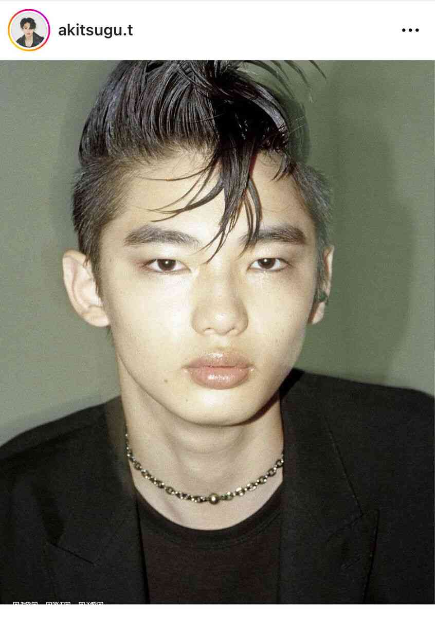 冨永愛の18歳長男・章胤、バラ柄ジャケットの着こなしが反響「キリッとクールに決まってる」「唇がセクシー」