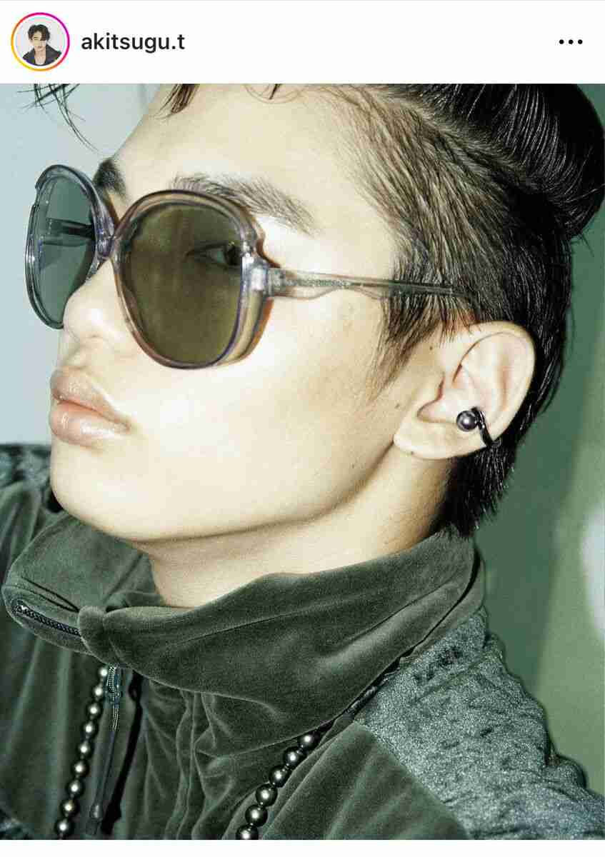 冨永愛の18歳長男・章胤、バラ柄ジャケットの着こなしが反響「キリッとクールに決まってる」「唇がセクシー」