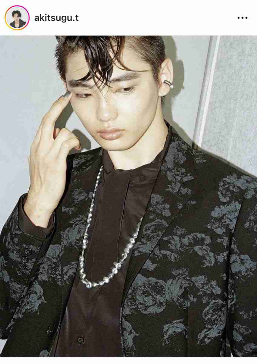冨永愛の18歳長男・章胤、バラ柄ジャケットの着こなしが反響「キリッとクールに決まってる」「唇がセクシー」