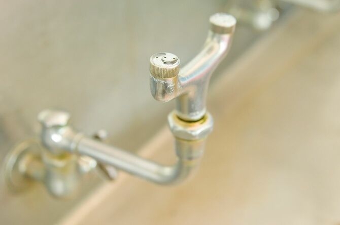プール後に「小さな噴水」で目を洗ってはいけない… 眼科医が「目を洗うな」と繰り返し警告する理由