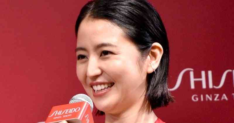 長澤まさみ、真紅のワンピースで美背中あらわ 愛用ブランドのアンバサダー就任に喜び