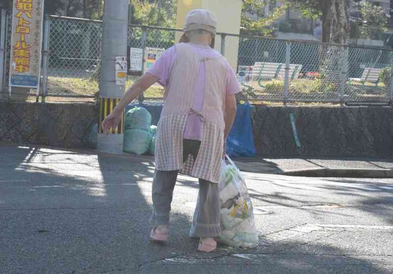 「ごみ置き場まで行けない…」高齢者につらいごみ出し　自治体支援は