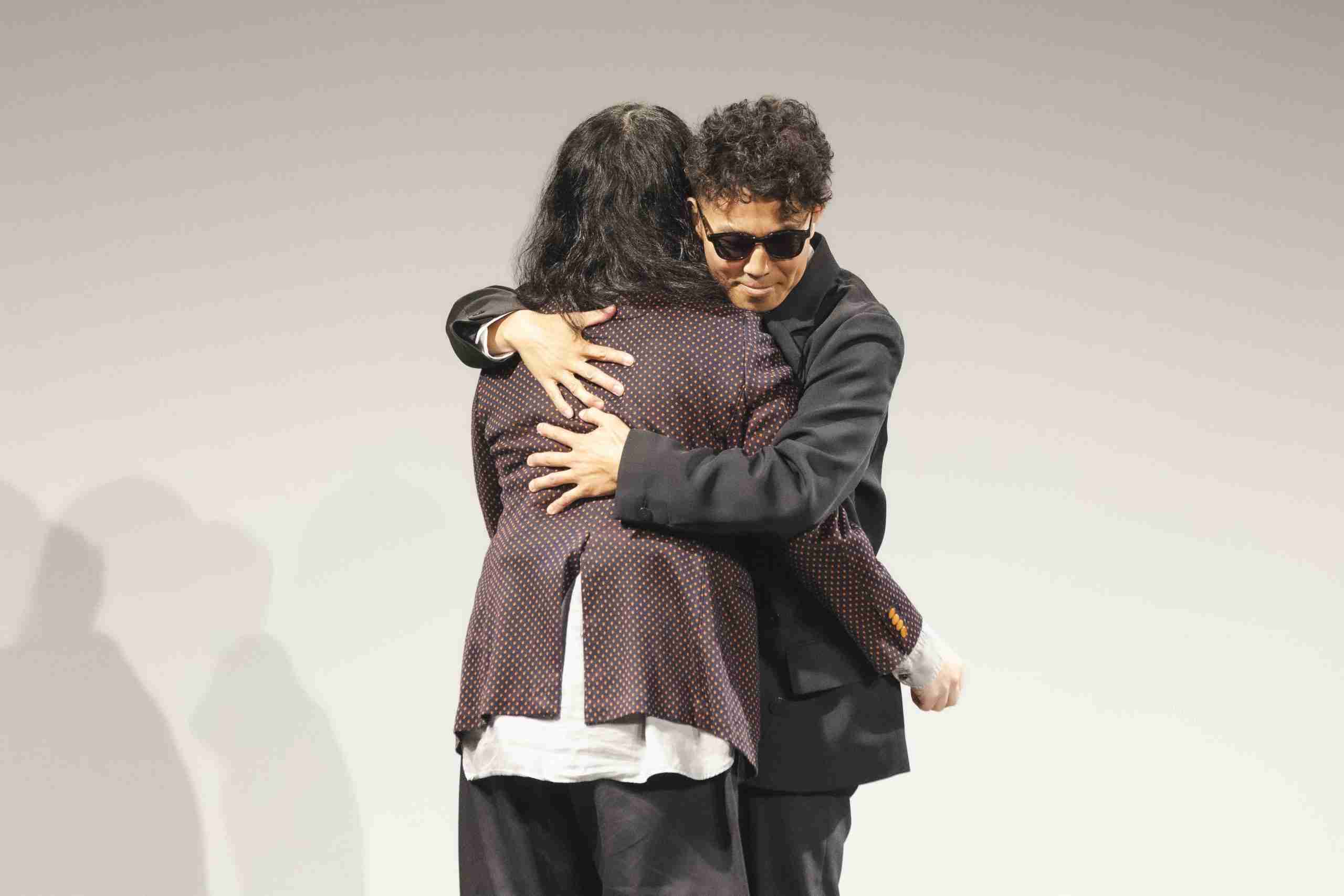 ピース綾部祐二、相方・又吉と6年ぶりライブ　舞台上で再会のハグ「ここまで会わないようにしてた」