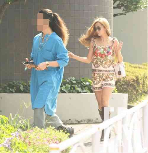 金髪＆ショートパンツが眩しい…！沢尻エリカ「自宅マンションに通うロン毛イケメンと」車中デート写真