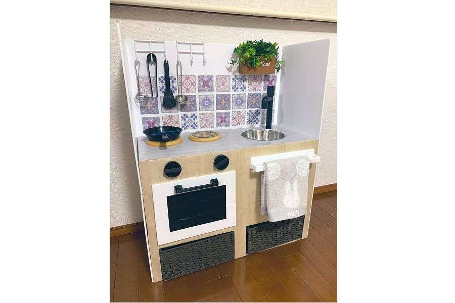 「天才すぎ」「売ってるやつより素敵」 100均グッズで自作したおままごとキッチンに絶賛の声
