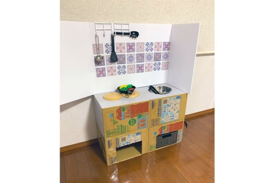 「天才すぎ」「売ってるやつより素敵」 100均グッズで自作したおままごとキッチンに絶賛の声