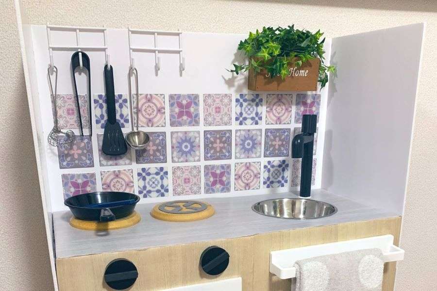 「天才すぎ」「売ってるやつより素敵」　100均グッズで自作したおままごとキッチンに絶賛の声 | Hint-Pot