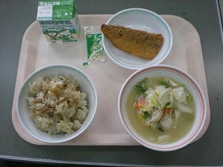 「わびしすぎ！」「戦後か」物価高騰で学校給食のメニュー減少、量も半分になるという恐るべき現状を打破するには
