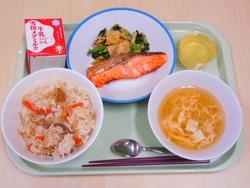 「わびしすぎ！」「戦後か」物価高騰で学校給食のメニュー減少、量も半分になるという恐るべき現状を打破するには