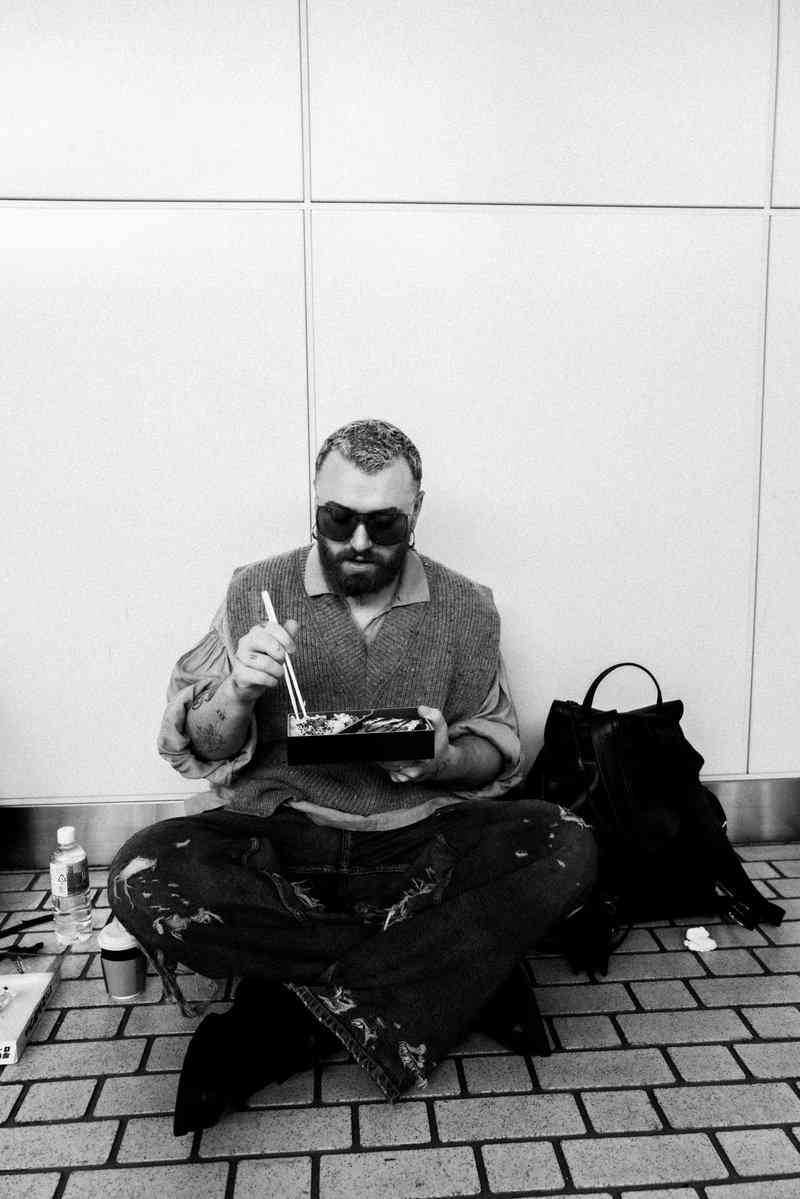 日本公演中の英歌手サム・スミス 「地べたでロースとんかつ弁当」写真が反響