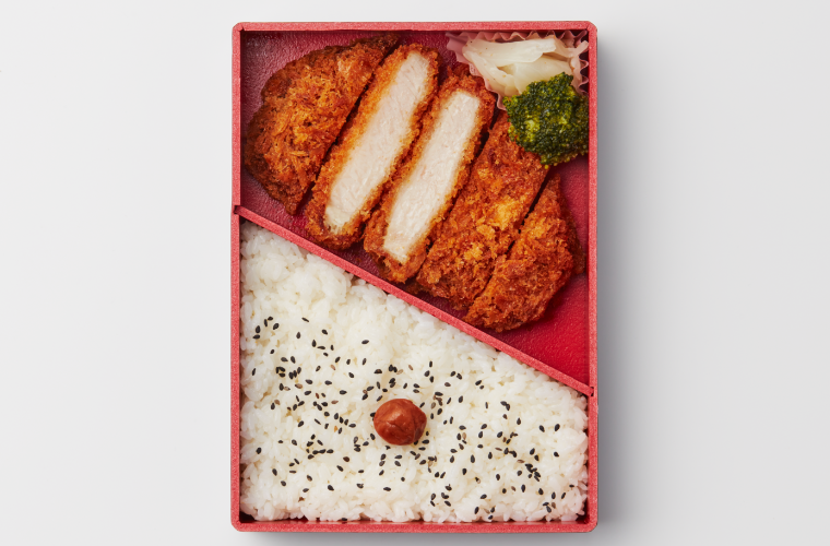 日本公演中の英歌手サム・スミス 「地べたでロースとんかつ弁当」写真が反響
