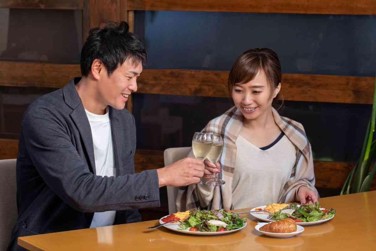 1回のデート代、男性「8339円」女性「3361円」…女性の1割は「出さない」 男女280人調査でリアルな“差”浮き彫りに | オトナンサー