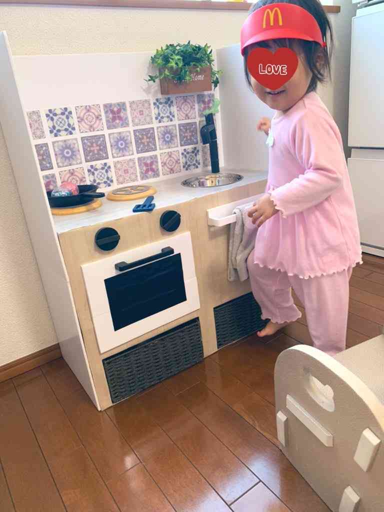 「天才すぎ」「売ってるやつより素敵」 100均グッズで自作したおままごとキッチンに絶賛の声