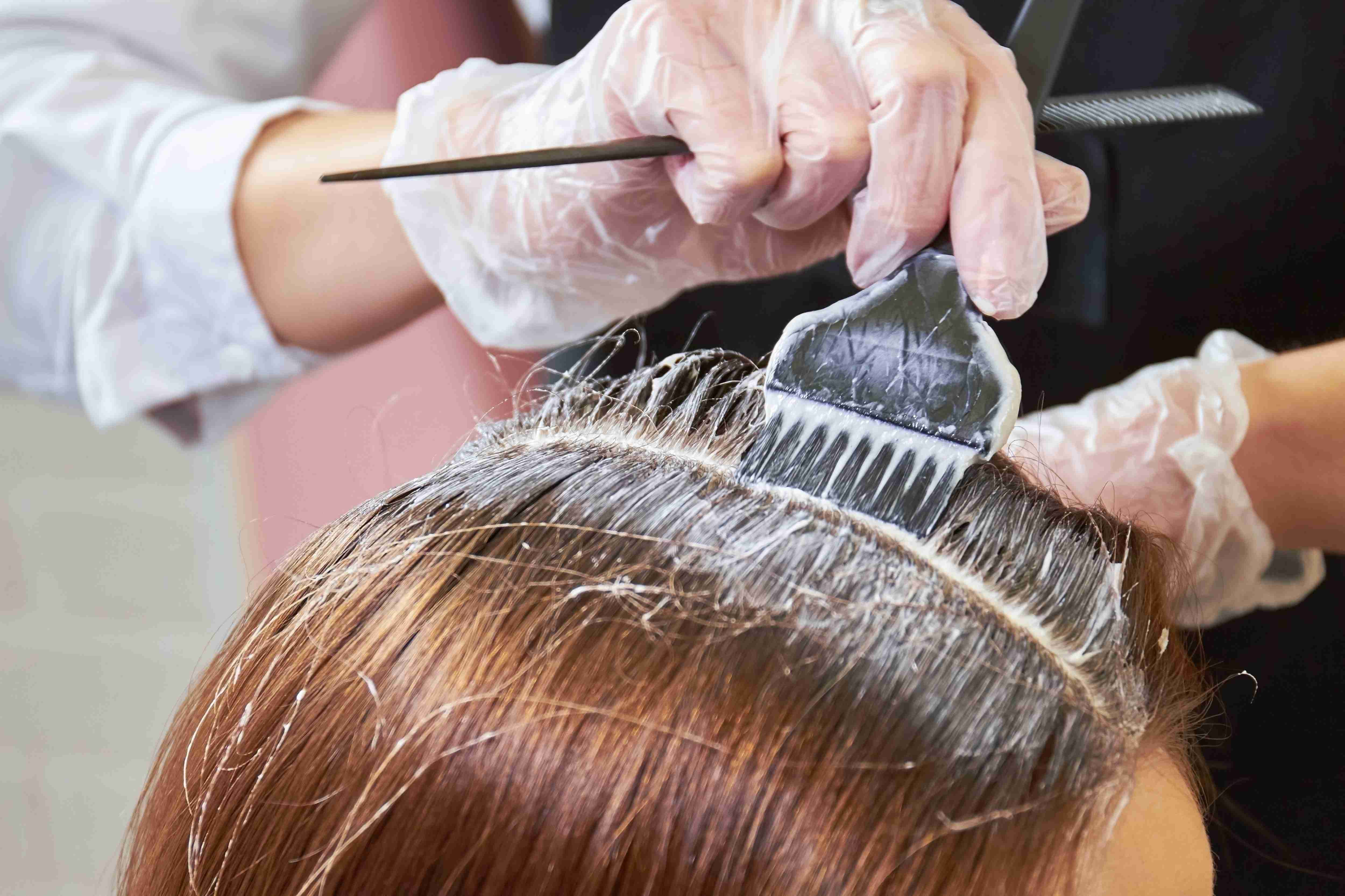 頻繁なヘアカラーに乳がんの危険性？リスクが高い女性でさらに発症率上昇も