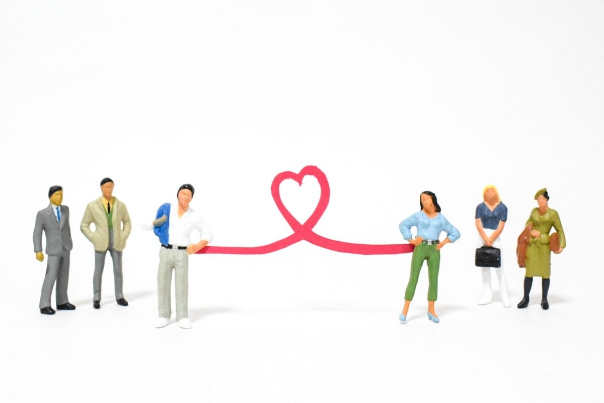 結婚経験“あり”210人が答えた「結婚相手との出会い方」1位は？ 「友人や親族の紹介」「マッチングアプリ」は“スピード婚”傾向に | オトナンサー