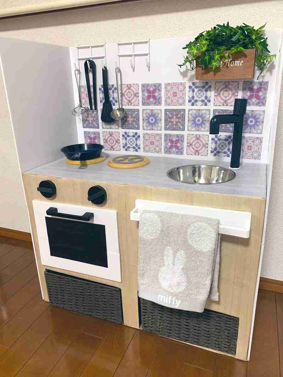 「天才すぎ」「売ってるやつより素敵」 100均グッズで自作したおままごとキッチンに絶賛の声