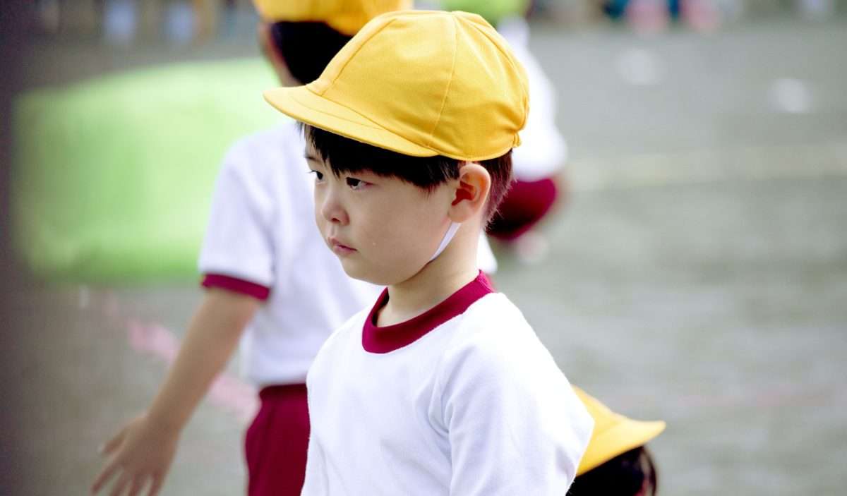 学齢期でいちばん多い発達障害「DCD」の特徴は過度な不器用さ。縄跳び・ブランコができない、ボタンが留められない、よく食べこぼすなどのサインを見逃さないで（HugKum） - Yahoo!ニュース