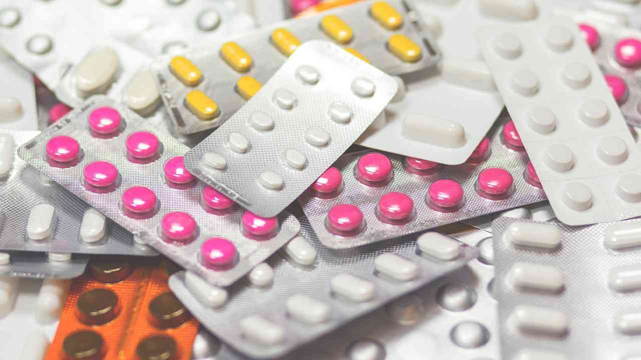 医薬品供給不足とは？　20年のジェネリック不正と薬価制度が背景に：日経ビジネス電子版
