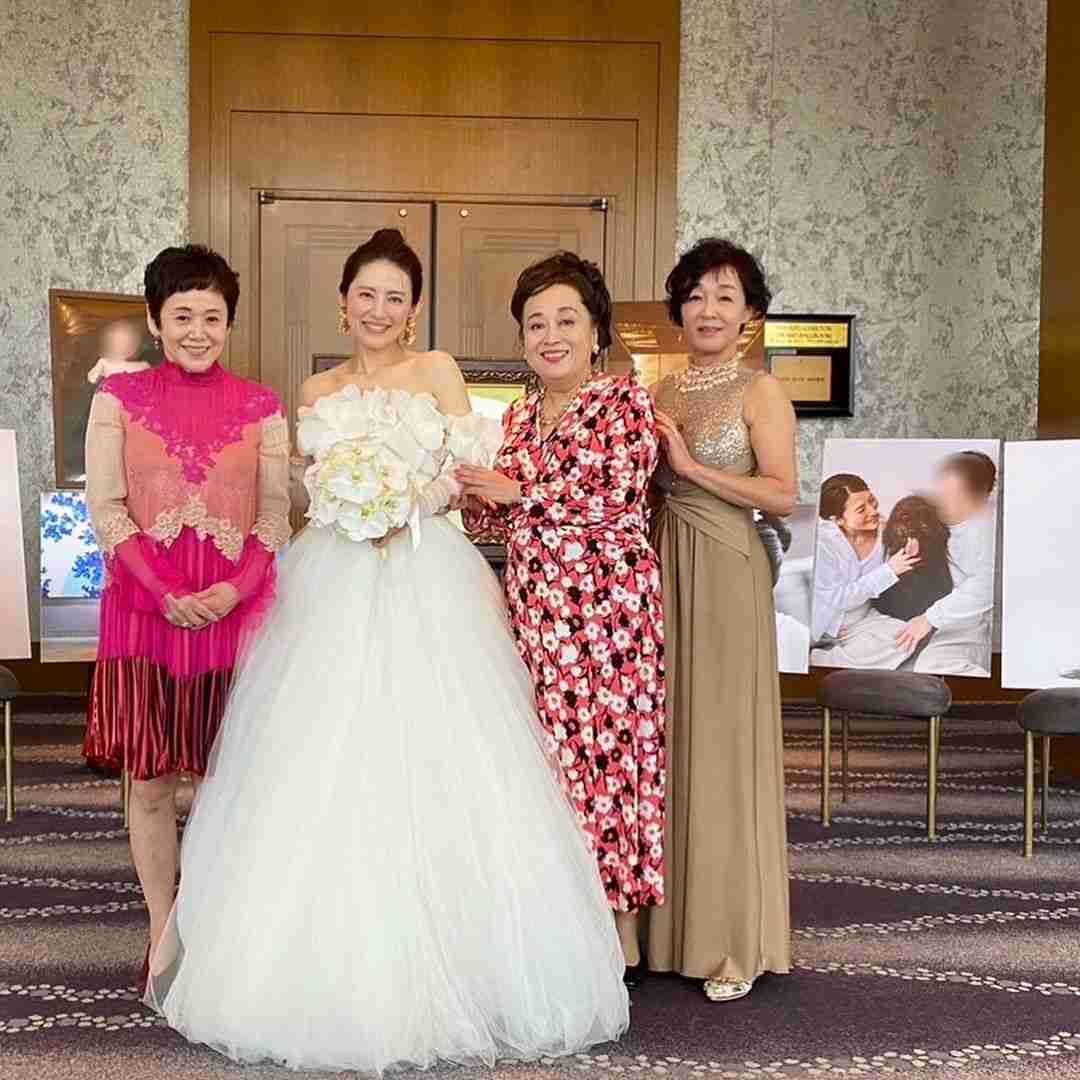 大竹しのぶ　福田彩乃の結婚式に出席「なんて素敵」ウエディングドレス姿の花嫁、豪華出席者と集合ショット