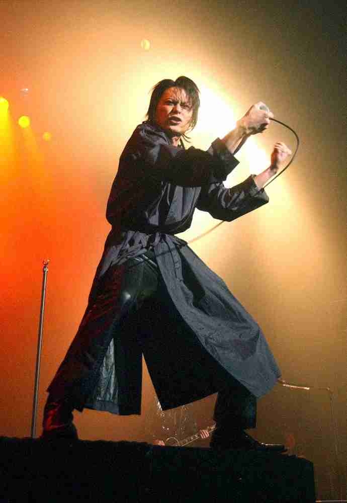 BUCK―TICK・櫻井　1曲目歌い終わった際にステージ上の階段でふらつき転倒…開始直後から異変