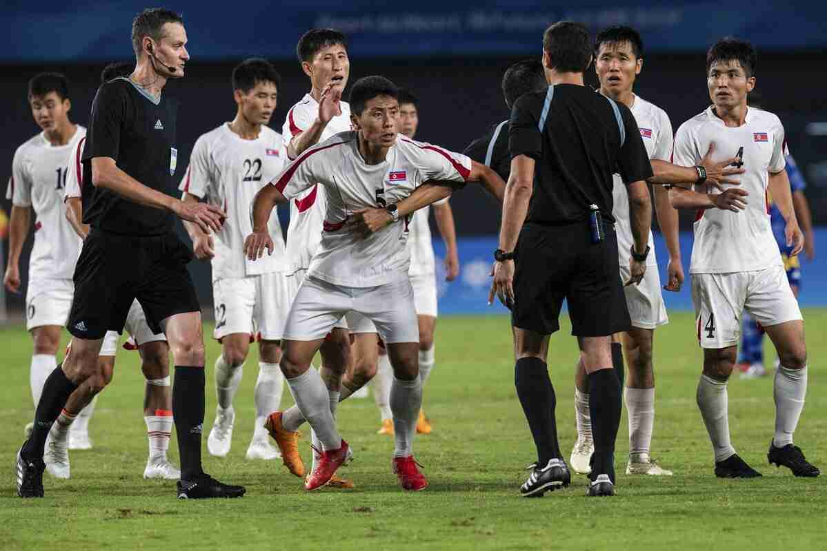 世界中があきれた「サッカー北朝鮮代表」の蛮行　なぜ選手は日本代表の「ドリンク強奪」までしたのか（AERA dot.） - Yahoo!ニュース