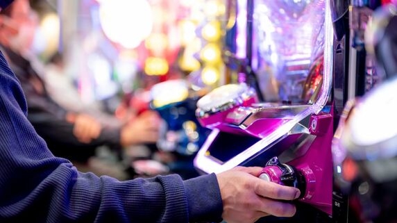 今日はパチンコに行っちゃおう！「年金月5万円以下」で高齢者困窮も「生活保護費でフィーバーする」一部の高齢者に困惑｜資産形成ゴールドオンライン