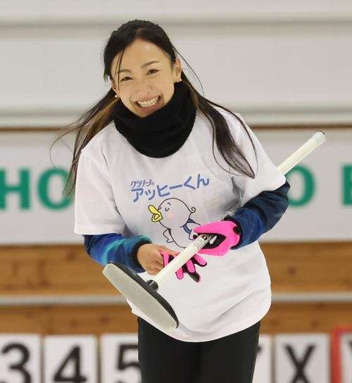 【カーリング】藤沢五月、氷上仕様で登場　ボディビルで「お騒がせして」「私の趣味の範囲でやらせてもらった」