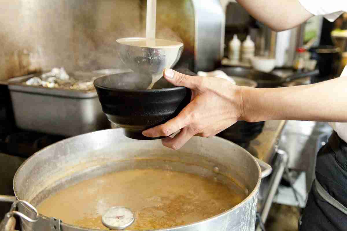 「大量にキムチを取る人がいて…」 卓上の無料トッピングサービスを廃止せざるを得なかったラーメン店店主の苦悩 | マネーポストWEB