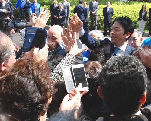 小泉進次郎氏維新けん制、告示後最初の週末大阪入り - 社会 : 日刊スポーツ
