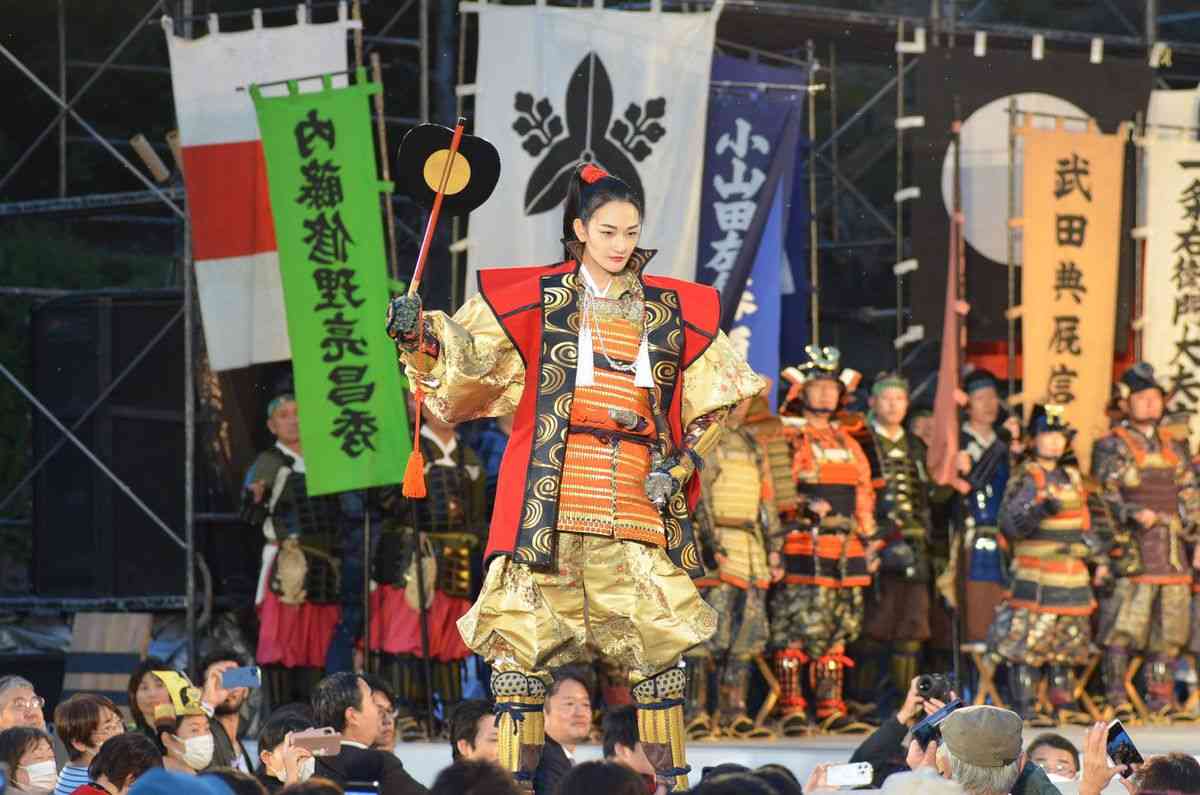 山梨最大の祭り「信玄公祭り」で冨永愛さんが「いざ出陣」 過去最大規模で武者行列