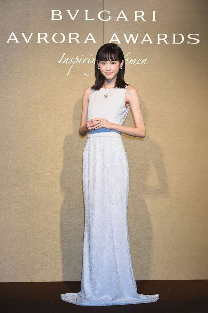 9頭身がすぎる!桐谷美玲 ハイブランド着こなしに「美しすぎて溜息」「なぜこれほどまでに美しく」