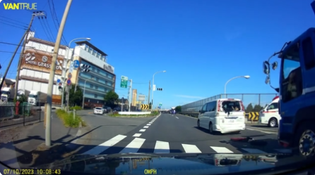 まさに「正直者がバカを見る」 救急車へ進路を譲ったら追突… ドラレコ捉えた事故の瞬間