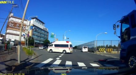 まさに「正直者がバカを見る」 救急車へ進路を譲ったら追突… ドラレコ捉えた事故の瞬間