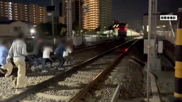 【危険】 “撮り鉄”が線路に集団侵入　遮断機上がる前から… 走行スケジュール非公表の阪急電鉄レア車両「救援車」狙い｜FNNプライムオンライン