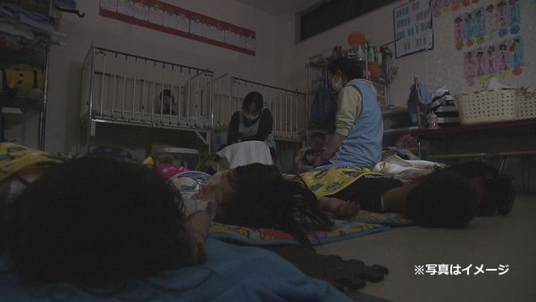 「ママは事故で死んだ」祖母と2人暮らしの男児、実は育児放棄で…ルポ・繁華街の24時間保育園